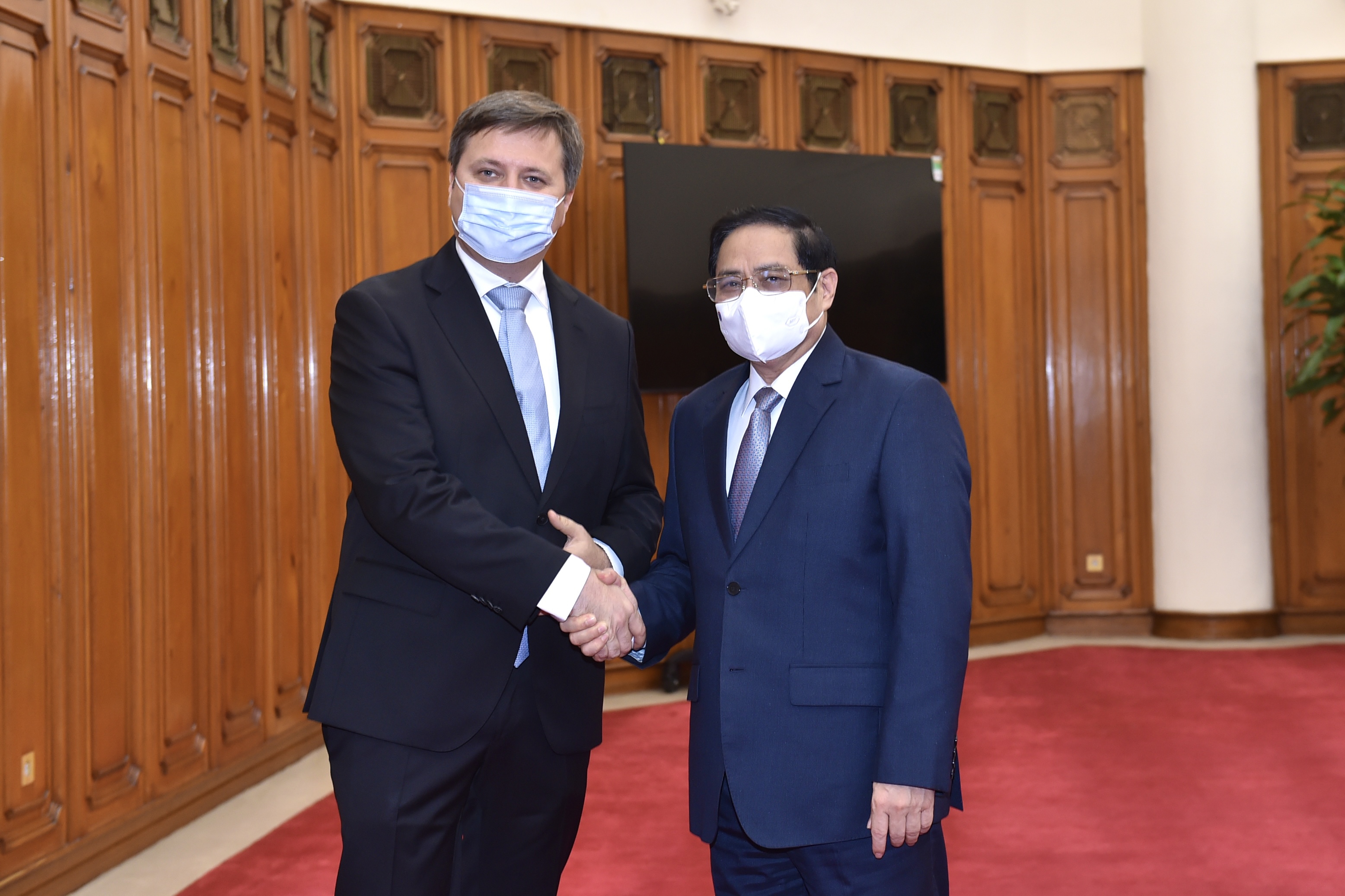 Thủ tướng Phạm Minh Chính tiếp Đại sứ Ba Lan Wojciech Gerwel đến chào xã giao. Ảnh VGP/Nhật Bắc Ba Lan tặng và nhượng lại cho Việt Nam hơn 3,5 triệu liều vaccine phòng COVID-19