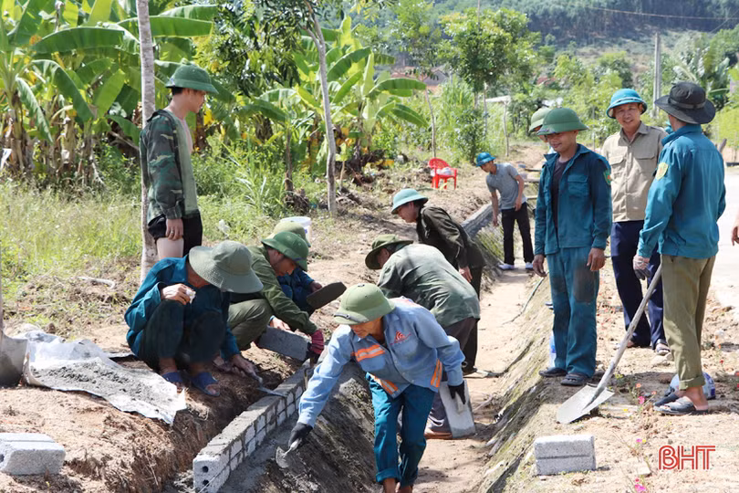 Người dân Hà Tĩnh hăng hái thi đua hướng về ngày hội lớn