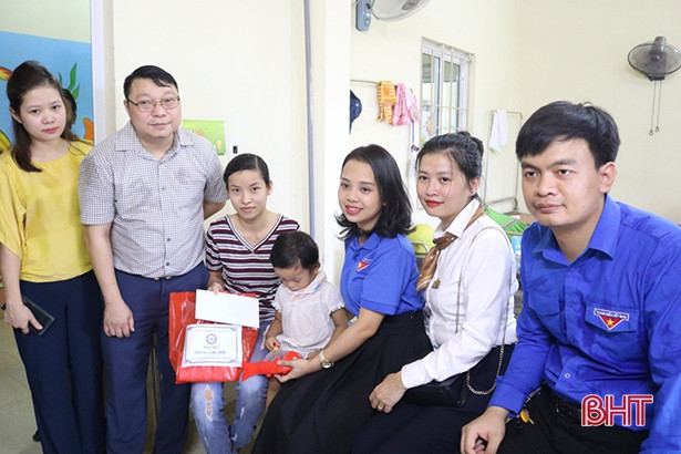 Vui hội Trăng rằm với bệnh nhi Bệnh viện Phục hồi chức năng Hà Tĩnh