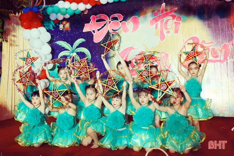 Đêm hội trăng rằm đầy sắc màu của học sinh mầm non Trí Đức