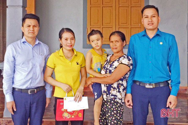 Công đoàn các cấp ở Hà Tĩnh trao quà trung thu cho con em đoàn viên khó khăn