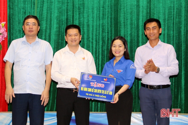 Trao tặng 15 mô hình sinh kế cho đoàn viên thanh niên thị xã Kỳ Anh