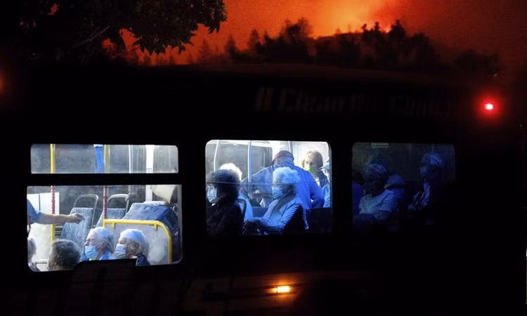 Hàng chục nghìn người Mỹ tháo chạy vì cháy rừng