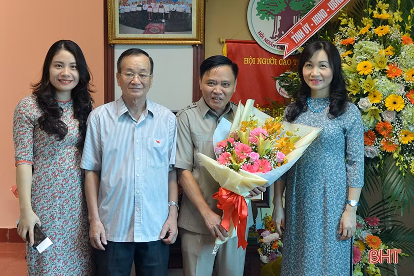 Lãnh đạo Hà Tĩnh tặng hoa, chúc mừng ngày Quốc tế Người cao tuổi, ngày Khuyến học Việt Nam