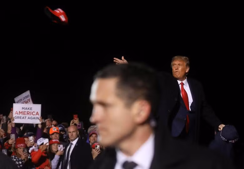 Nhìn lại một tuần làm việc bận rộn của ông Trump trước khi nhận kết quả nhiễm Covid-19