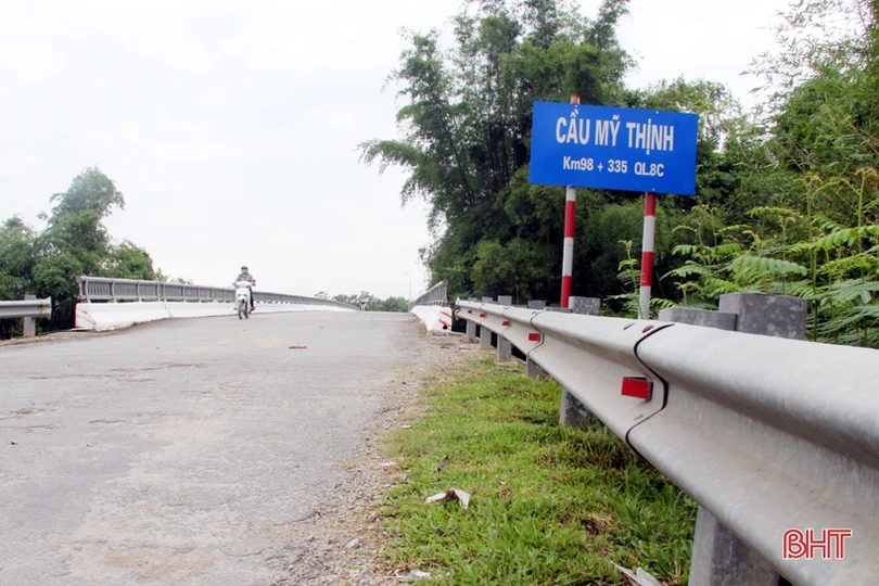 Lắp ngược “mắt” phản quang trên tuyến quốc lộ 8C đoạn cầu Mỹ Thịnh