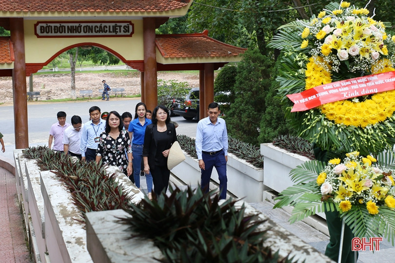 Phó Chủ tịch nước Đặng Thị Ngọc Thịnh dâng hương tại Ngã ba Đồng Lộc