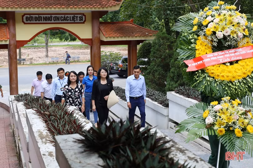 Phó Chủ tịch nước Đặng Thị Ngọc Thịnh dâng hương tại Ngã ba Đồng Lộc