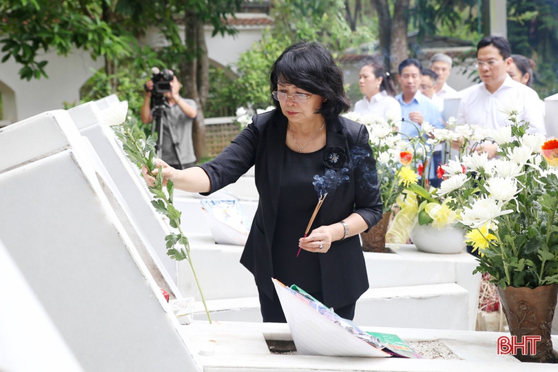 Phó Chủ tịch nước Đặng Thị Ngọc Thịnh dâng hương tại Ngã ba Đồng Lộc