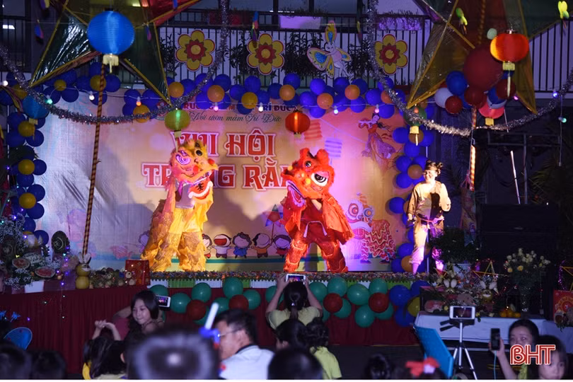 Đêm hội trăng rằm đầy sắc màu của học sinh mầm non Trí Đức
