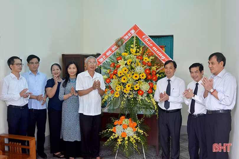 Lãnh đạo Hà Tĩnh tặng hoa, chúc mừng ngày Quốc tế Người cao tuổi, ngày Khuyến học Việt Nam