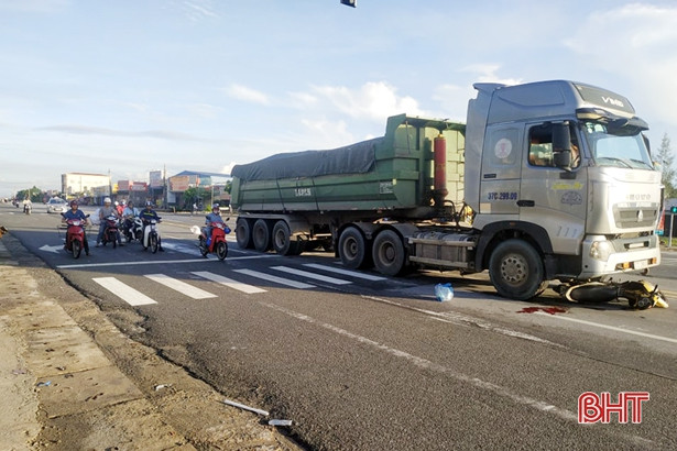 Dừng đèn đỏ ở TX Kỳ Anh, 1 thanh niên bị xe “hổ vồ” kéo lê hàng chục mét