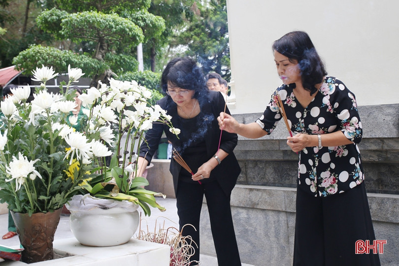 Phó Chủ tịch nước Đặng Thị Ngọc Thịnh dâng hương tại Ngã ba Đồng Lộc