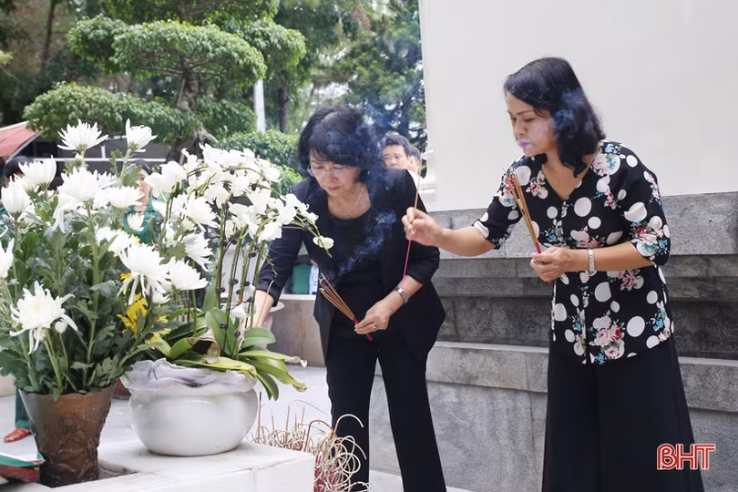 Phó Chủ tịch nước Đặng Thị Ngọc Thịnh dâng hương tại Ngã ba Đồng Lộc