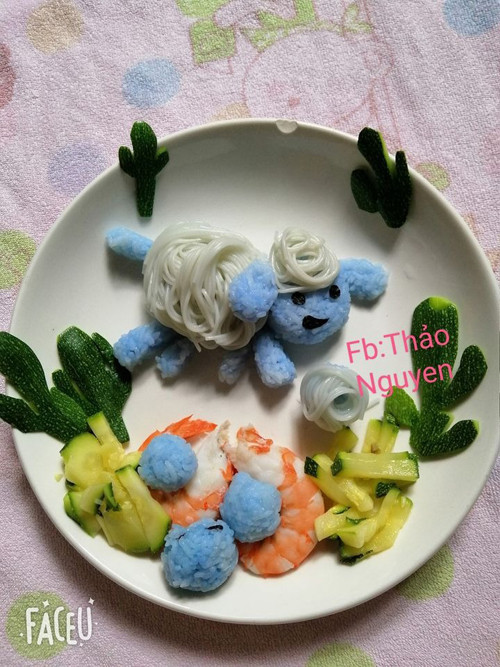 Mẹ “vẽ tranh” trên đĩa cơm cho con gái 2 tuổi