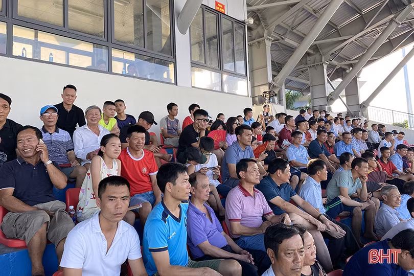 Hồng Lĩnh Hà Tĩnh & Quảng Nam: Tiền vệ Đinh Thanh Trung ngày về Hà Tĩnh đong đầy cảm xúc!