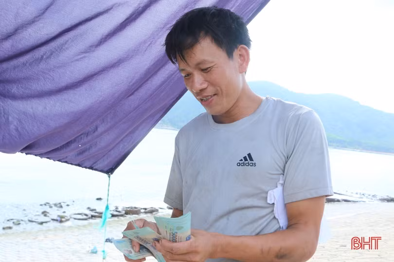 Đợt “đếm ghẹ, thu tiền” của ngư dân Cẩm Lộc