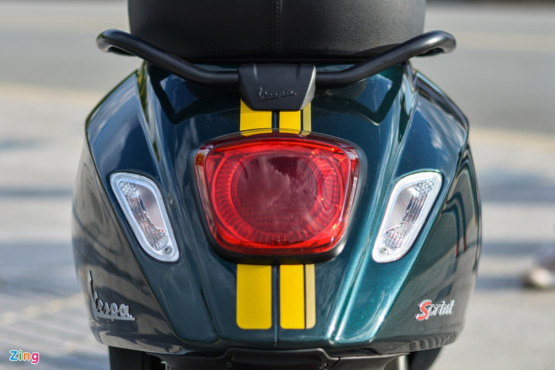 Chi tiết Vespa Sprint 150 Racing Sixties giá 94,9 triệu tại Việt Nam