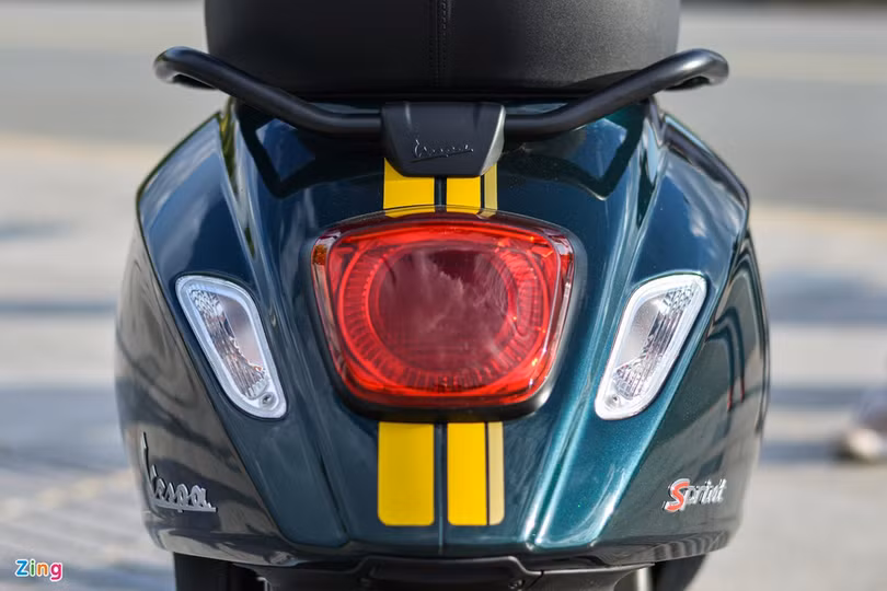 Chi tiết Vespa Sprint 150 Racing Sixties giá 94,9 triệu tại Việt Nam