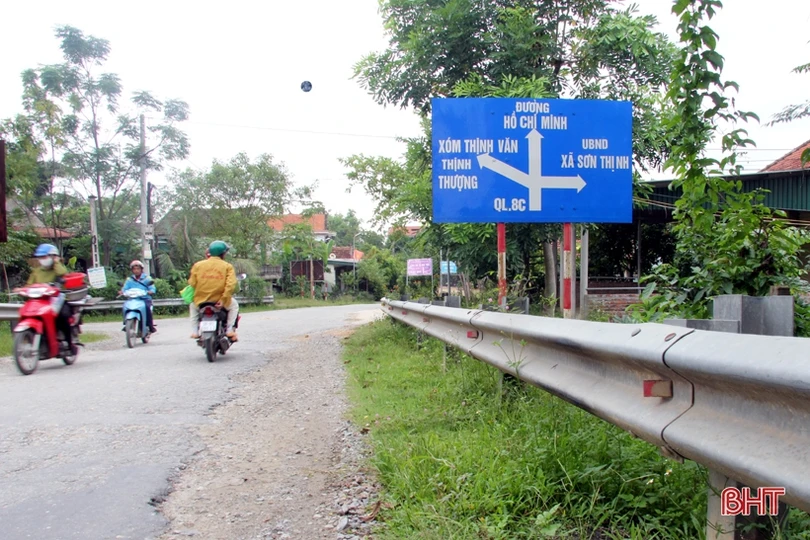 Lắp ngược “mắt” phản quang trên tuyến quốc lộ 8C đoạn cầu Mỹ Thịnh