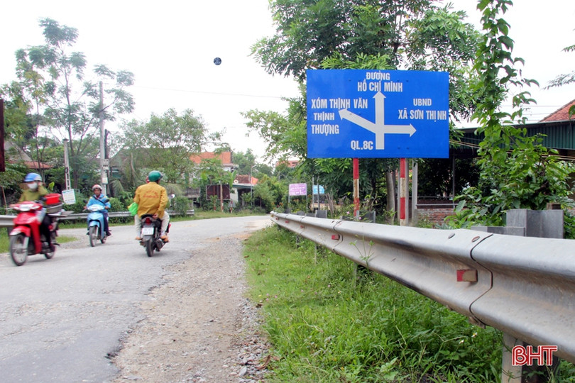 Lắp ngược “mắt” phản quang trên tuyến quốc lộ 8C đoạn cầu Mỹ Thịnh