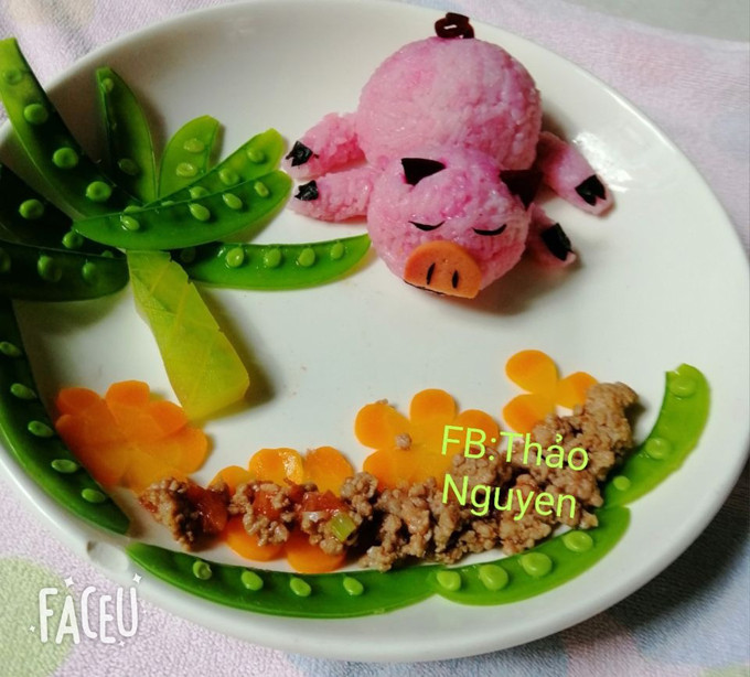 Mẹ “vẽ tranh” trên đĩa cơm cho con gái 2 tuổi