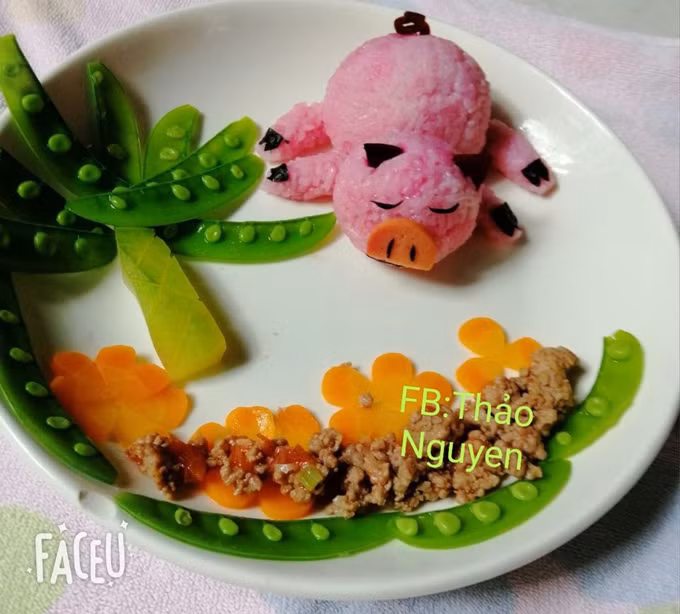 Mẹ “vẽ tranh” trên đĩa cơm cho con gái 2 tuổi