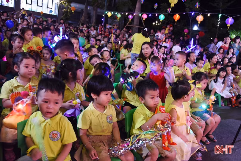 Đêm hội trăng rằm đầy sắc màu của học sinh mầm non Trí Đức