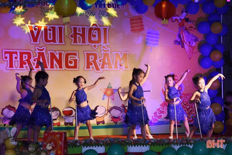 Đêm hội trăng rằm đầy sắc màu của học sinh mầm non Trí Đức