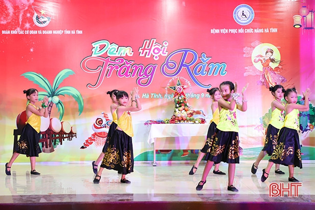 Vui hội Trăng rằm với bệnh nhi Bệnh viện Phục hồi chức năng Hà Tĩnh