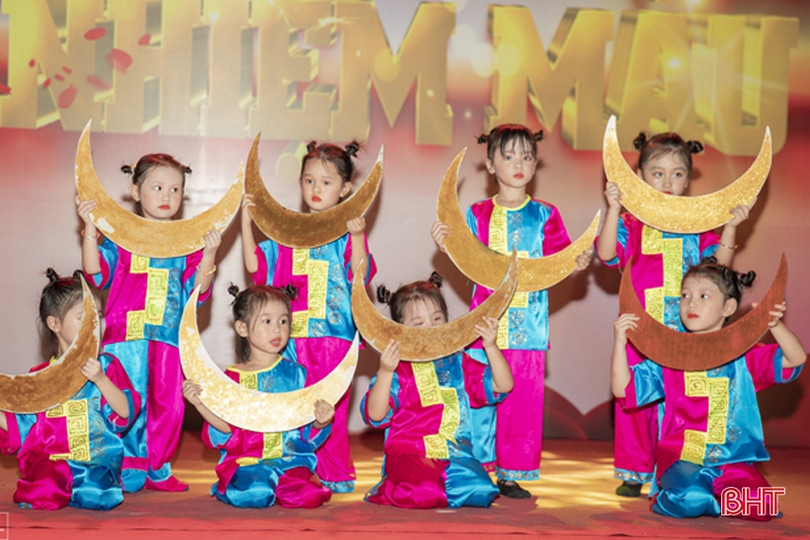 Phụ huynh Mầm non Trung Kiên hóa thân nhân vật cổ tích, mang niềm vui trung thu cho con