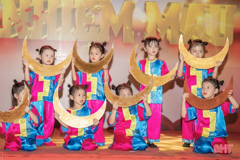 Phụ huynh Mầm non Trung Kiên hóa thân nhân vật cổ tích, mang niềm vui trung thu cho con