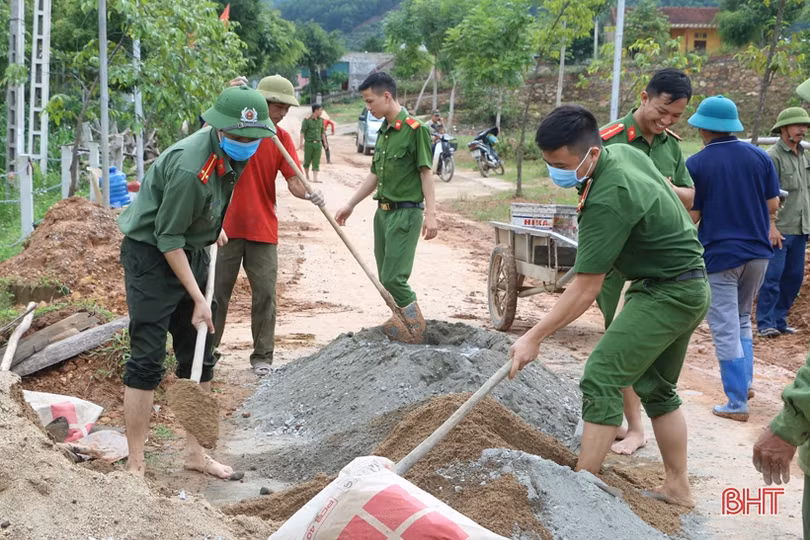 Người dân Hà Tĩnh hăng hái thi đua hướng về ngày hội lớn