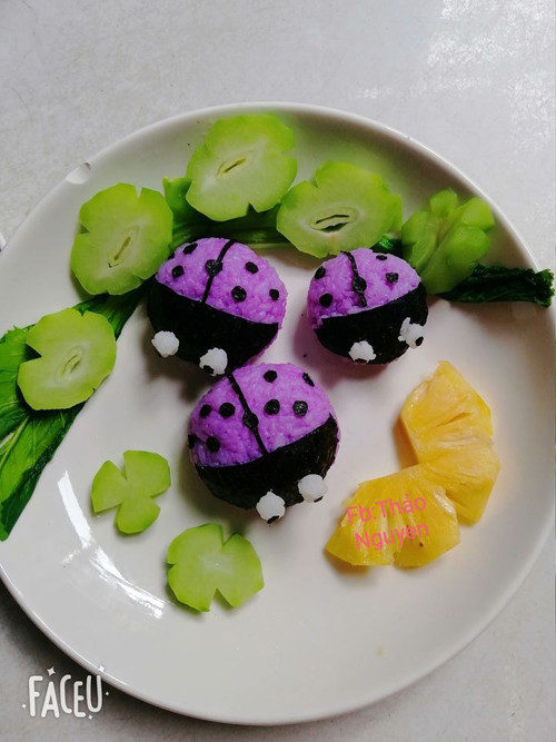 Mẹ “vẽ tranh” trên đĩa cơm cho con gái 2 tuổi