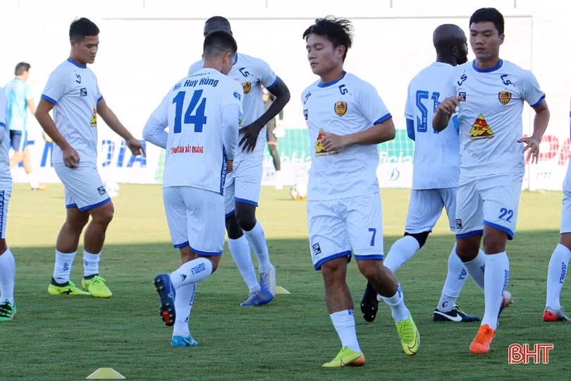 Thắng thuyết phục Quảng Nam 3-2, Hồng Lĩnh Hà Tĩnh chính thức vào top 8 V.League