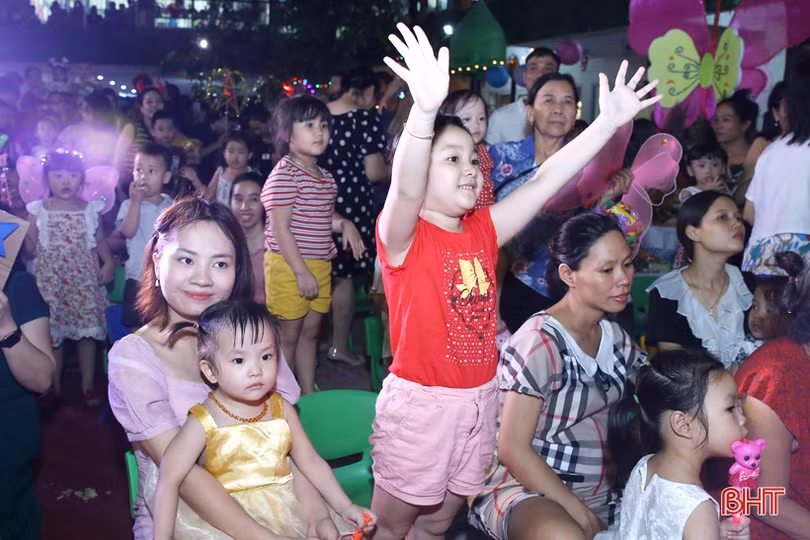 Đêm hội trăng rằm đầy sắc màu của học sinh mầm non Trí Đức
