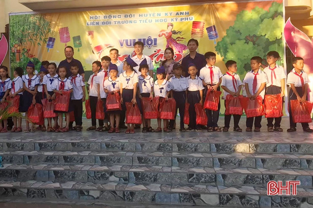 Công đoàn các cấp ở Hà Tĩnh trao quà trung thu cho con em đoàn viên khó khăn