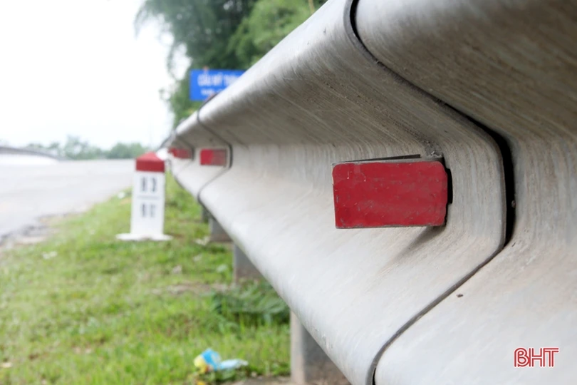 Lắp ngược “mắt” phản quang trên tuyến quốc lộ 8C đoạn cầu Mỹ Thịnh