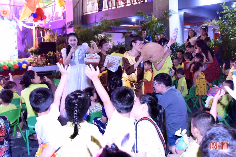 Đêm hội trăng rằm đầy sắc màu của học sinh mầm non Trí Đức