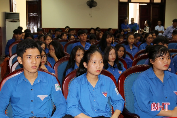 Trao tặng 15 mô hình sinh kế cho đoàn viên thanh niên thị xã Kỳ Anh