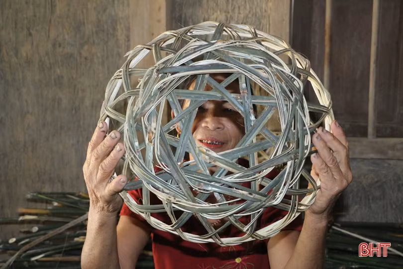 Hơn 40 năm giữ nghề đan kiềng ở Hà Tĩnh