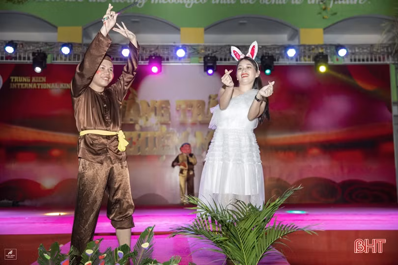 Phụ huynh Mầm non Trung Kiên hóa thân nhân vật cổ tích, mang niềm vui trung thu cho con