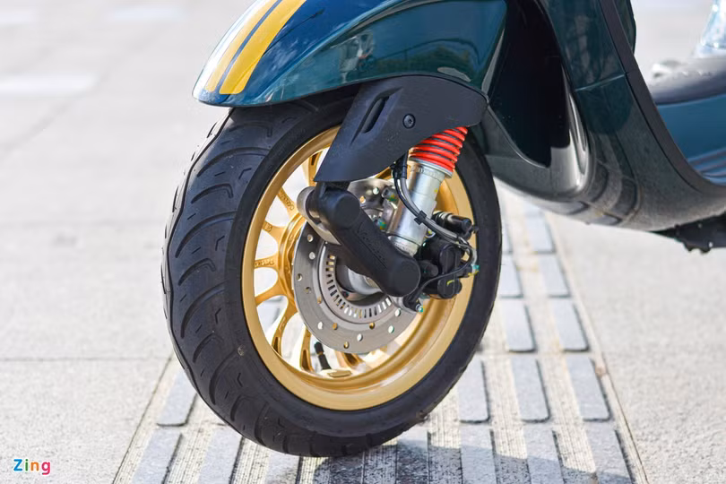 Chi tiết Vespa Sprint 150 Racing Sixties giá 94,9 triệu tại Việt Nam