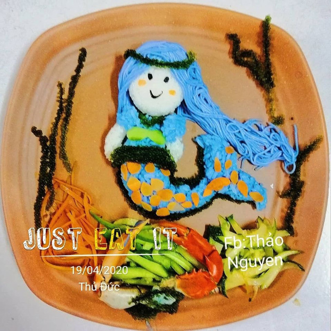 Mẹ “vẽ tranh” trên đĩa cơm cho con gái 2 tuổi