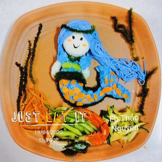 Mẹ “vẽ tranh” trên đĩa cơm cho con gái 2 tuổi