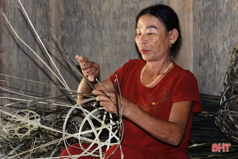 Hơn 40 năm giữ nghề đan kiềng ở Hà Tĩnh