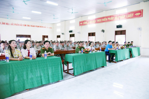 Phổ biến pháp luật, thông tin việc làm cho gần 200 phạm nhân ở Trạm giam Xuân Hà