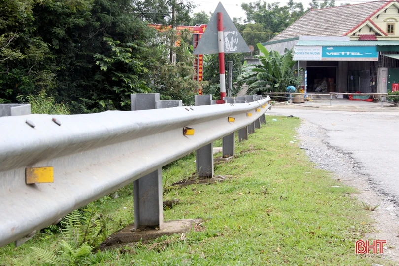 Lắp ngược “mắt” phản quang trên tuyến quốc lộ 8C đoạn cầu Mỹ Thịnh