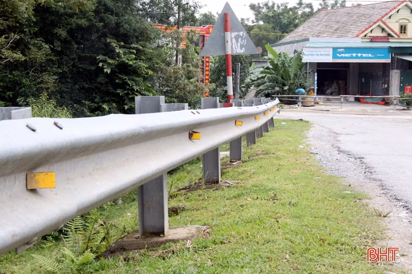 Lắp ngược “mắt” phản quang trên tuyến quốc lộ 8C đoạn cầu Mỹ Thịnh