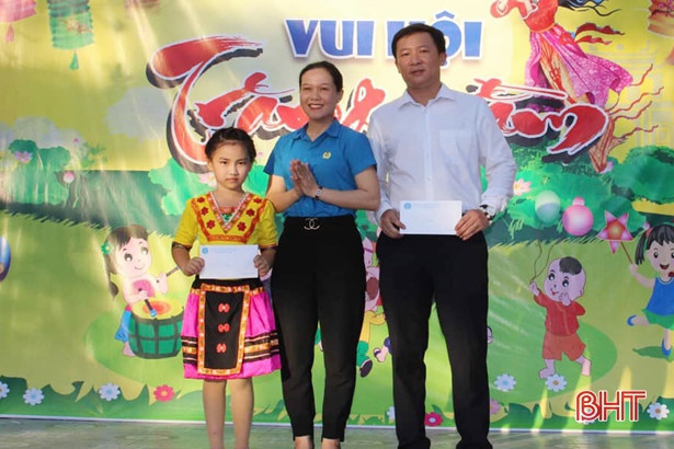 Công đoàn các cấp ở Hà Tĩnh trao quà trung thu cho con em đoàn viên khó khăn